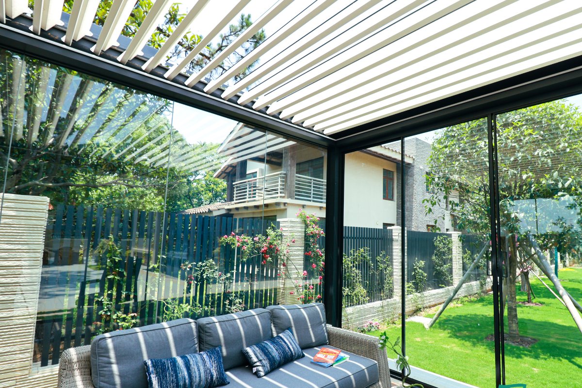 Terrassenpergolen mit Lamellendach und Motorantrieb