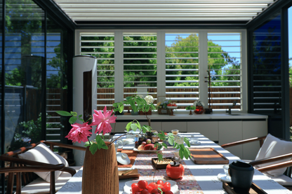 Terrassenpergola 4,0 x 6,0 m, Höhe 2,7 m mit drehbarem Lamellendach und Motorantrieb, Terrassenüberdachung