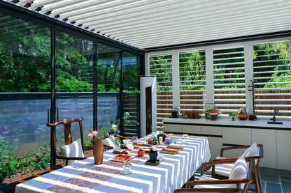 Terrassenpergola 4,0 x 6,0 m, Höhe 2,7 m mit drehbarem Lamellendach und Motorantrieb, Terrassenüberdachung