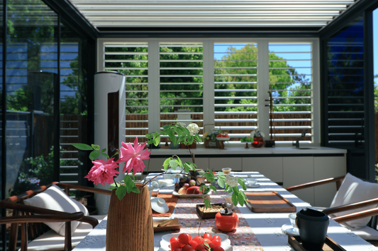 Terrassenpergola 3,0 x 3,5 m, Höhe 2,7 m mit drehbarem Lamellendach und Motorantrieb, Terrassenüberdachung