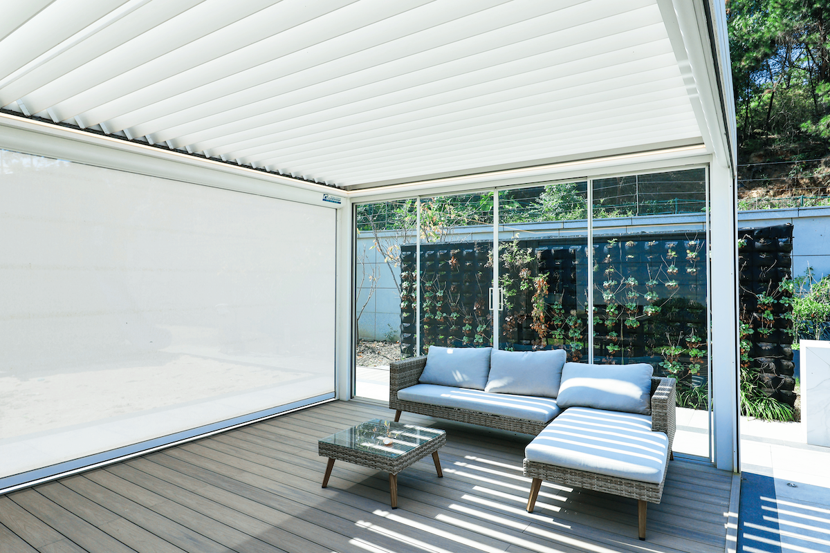 Terrassenpergola 4,0 x 5,5 m, Höhe 2,7 m mit drehbarem Lamellendach und Motorantrieb, Terrassenüberdachung