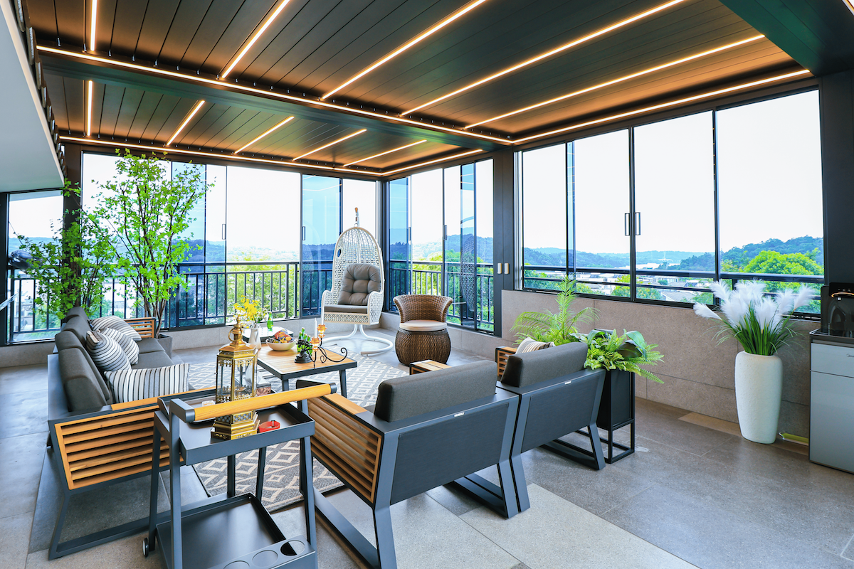 Terrassenpergola 4,0 x 4,0 m, Höhe 2,7 m mit drehbarem Lamellendach und Motorantrieb, Terrassenüberdachung
