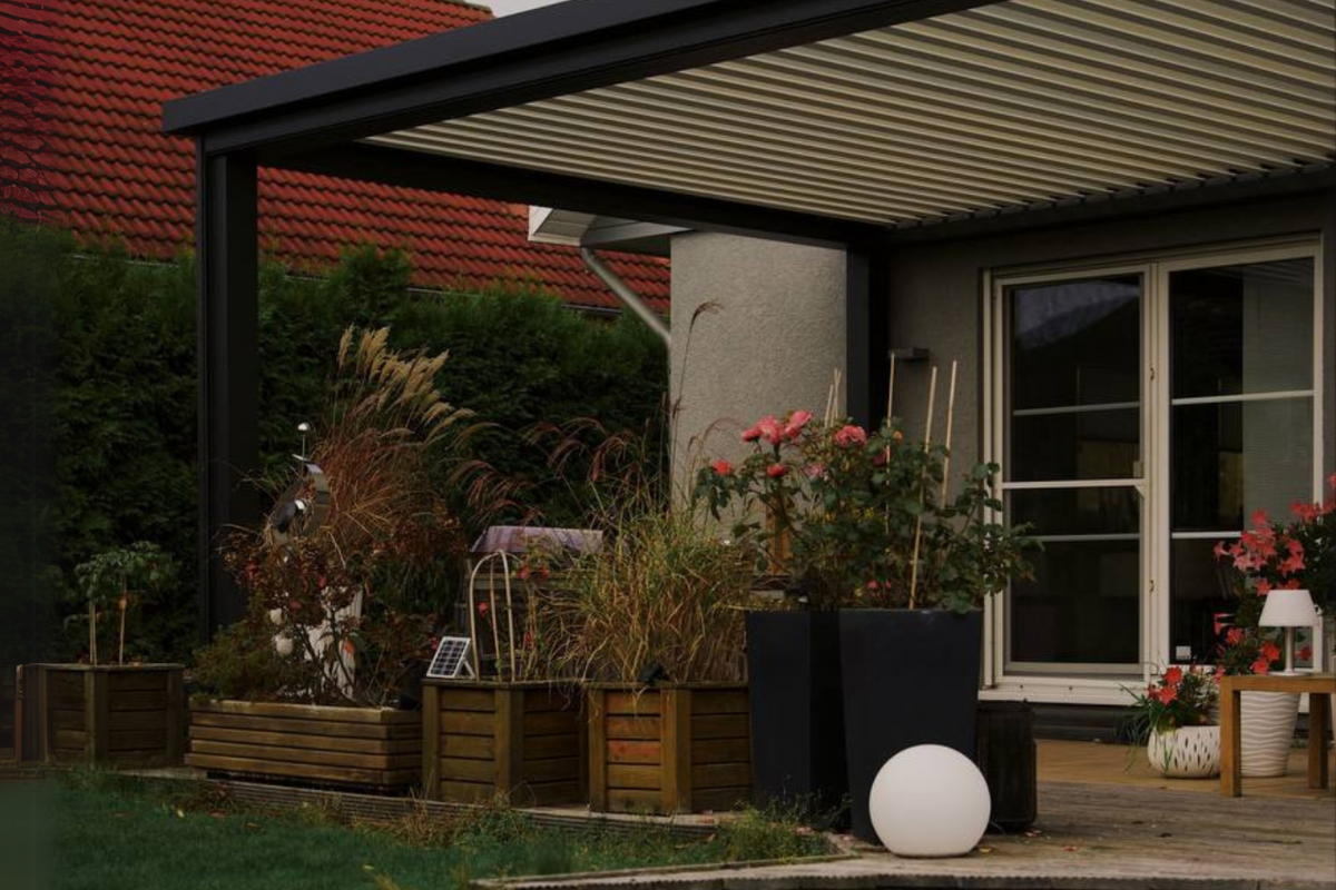 Terrassenpergola 3,0 x 6,0 m, Höhe 2,7 m mit drehbarem Lamellendach und Motorantrieb, Terrassenüberdachung