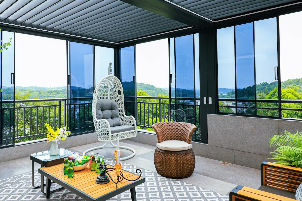 Terrassenpergola 3,5 x 5,5 m, Höhe 2,7 m mit drehbarem Lamellendach und Motorantrieb, Terrassenüberdachung