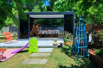 Terrassenpergola 4,0 x 4,0 m, Höhe 2,7 m mit drehbarem Lamellendach und Motorantrieb, Terrassenüberdachung