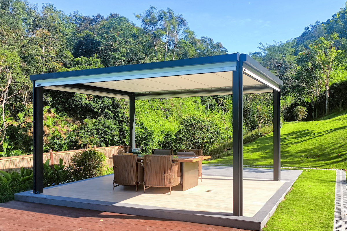 Terrassenpergola 4,0 x 4,0 m, Höhe 2,7 m mit drehbarem Lamellendach und Motorantrieb, Terrassenüberdachung