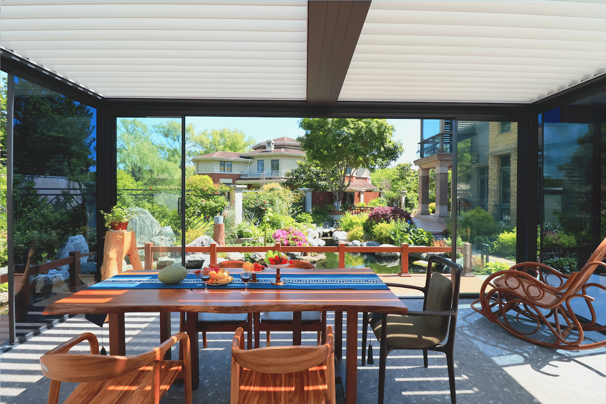 Terrassenpergola 4,0 x 6,0 m, Höhe 2,7 m mit drehbarem Lamellendach und Motorantrieb, Terrassenüberdachung
