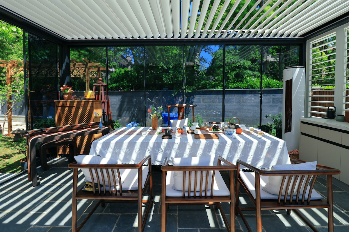 Terrassenpergola 4,0 x 4,0 m, Höhe 2,7 m mit drehbarem Lamellendach und Motorantrieb, Terrassenüberdachung