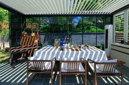 Terrassenpergola 4,0 x 4,0 m, Höhe 2,7 m mit drehbarem Lamellendach und Motorantrieb, Terrassenüberdachung