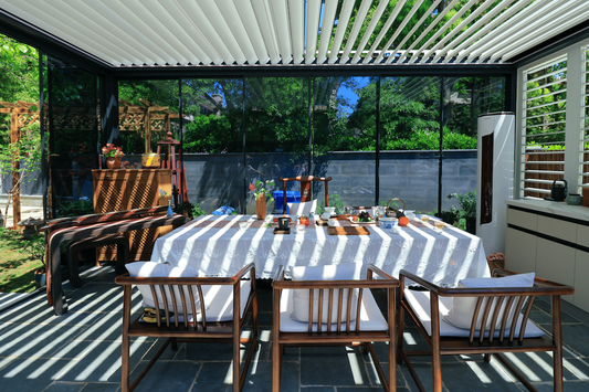 Terrassenpergola 4,0 x 4,5 m, Höhe 2,7 m mit drehbarem Lamellendach und Motorantrieb, Terrassenüberdachung