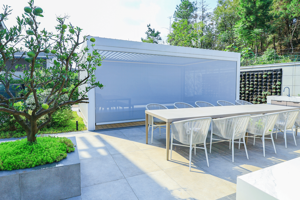 Terrassenpergola 4,0 x 4,0 m, Höhe 2,7 m mit drehbarem Lamellendach und Motorantrieb, Terrassenüberdachung
