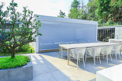 Terrassenpergola 4,0 x 4,0 m, Höhe 2,7 m mit drehbarem Lamellendach und Motorantrieb, Terrassenüberdachung